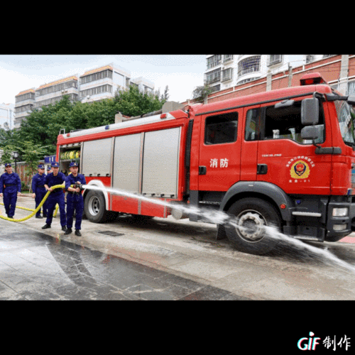 消防车灭火过程（消防车灭火的视频真人视频）-图1