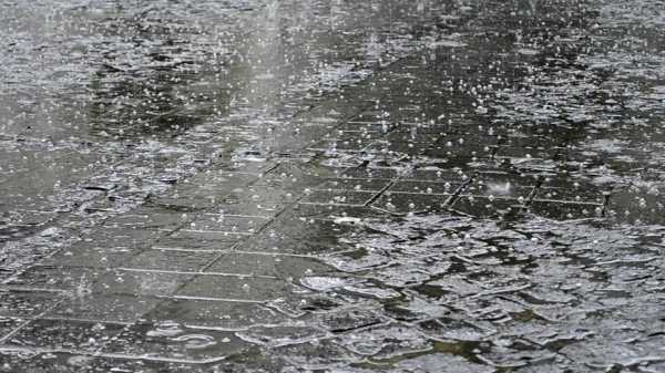 雨滴落地的过程（雨滴落在地面的画面）-图2