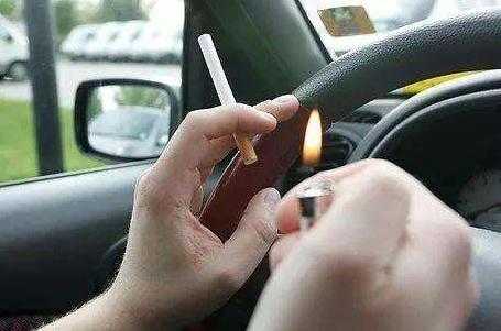 驾驶过程抽烟（驾驶时抽烟 违法行为）-图3