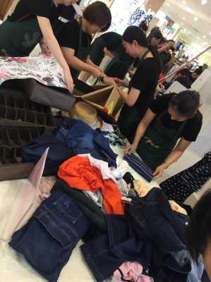 店里整理衣服过程（服装店整理）-图1